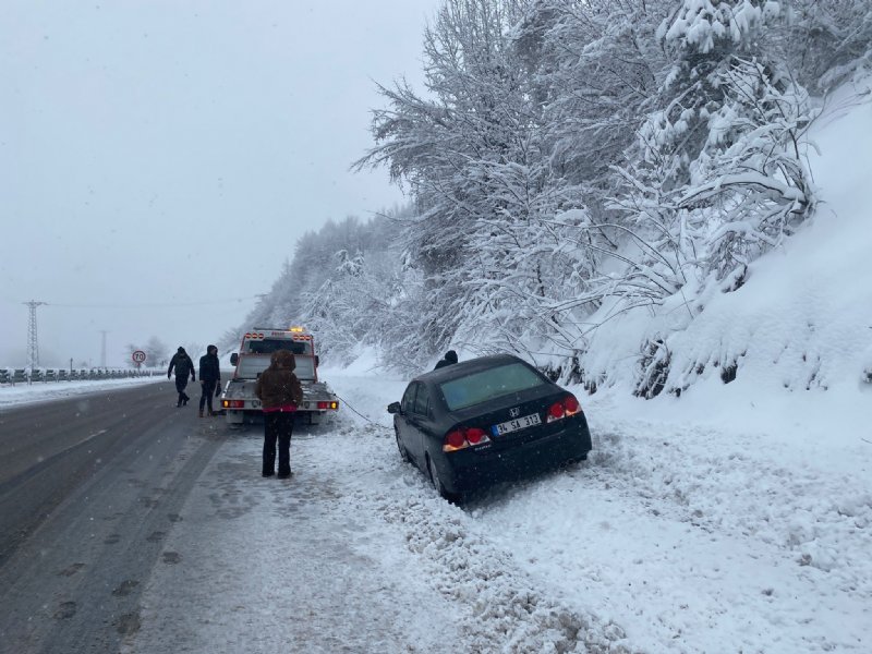 ZONGULDAK-EREĞLİ YOLUNDA KAR VE SİS ETKİLİ OLUYOR - 1