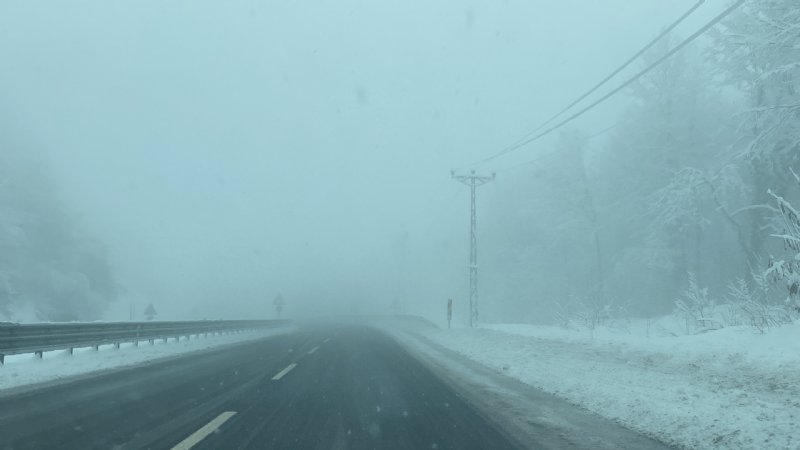 ZONGULDAK-EREĞLİ YOLUNDA KAR VE SİS ETKİLİ OLUYOR - 4