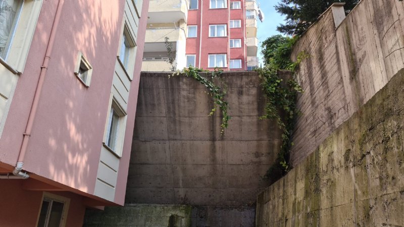 ALAPLI’DA İSTİNAT DUVARI ÇÖKTÜ; 20 DAİRE TAHLİYE EDİLDİ - 2