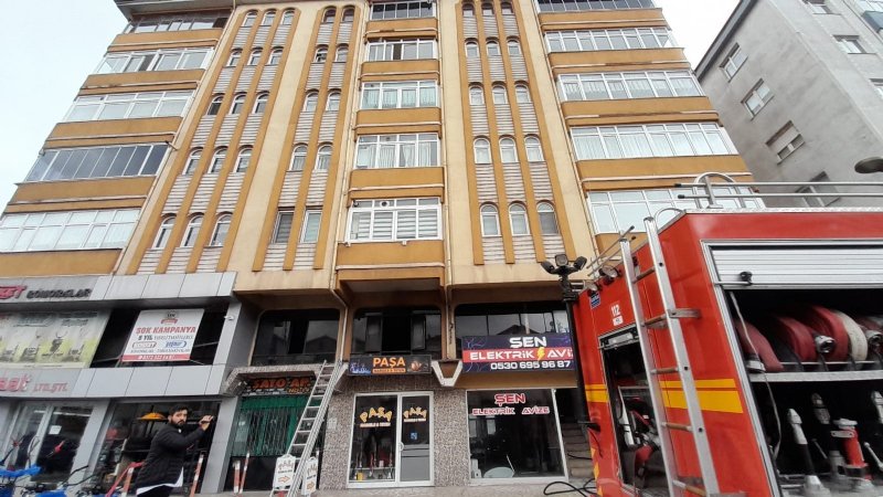 APARTMANDA ÇIKAN YANGIN PANİĞE YOL AÇTI - 3