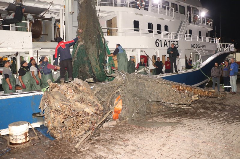 Balıkçılar neye uğradığını şaşırdı…  AĞLARA UÇAK HURDASI TAKILDI - 1