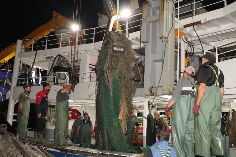 Balıkçılar neye uğradığını şaşırdı…  AĞLARA UÇAK HURDASI TAKILDI - 2