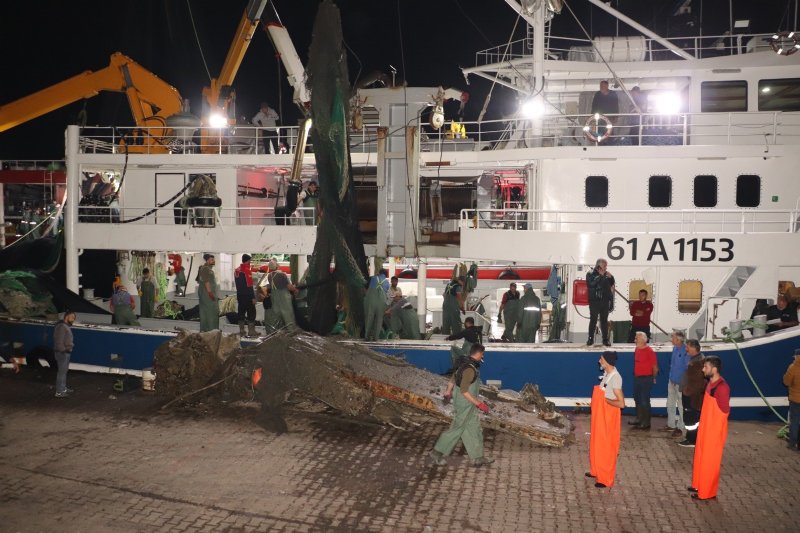 Balıkçılar neye uğradığını şaşırdı…  AĞLARA UÇAK HURDASI TAKILDI - 3