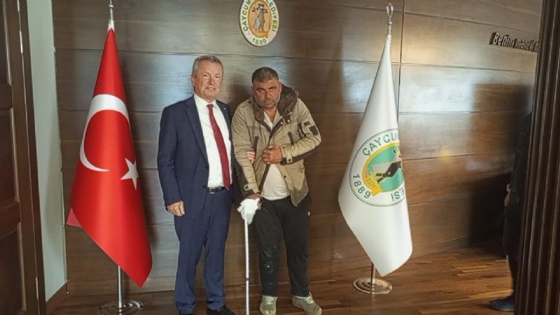 Belediyeye alınmadığını iddia eden engelli vatandaş çatıya çıktı - 1