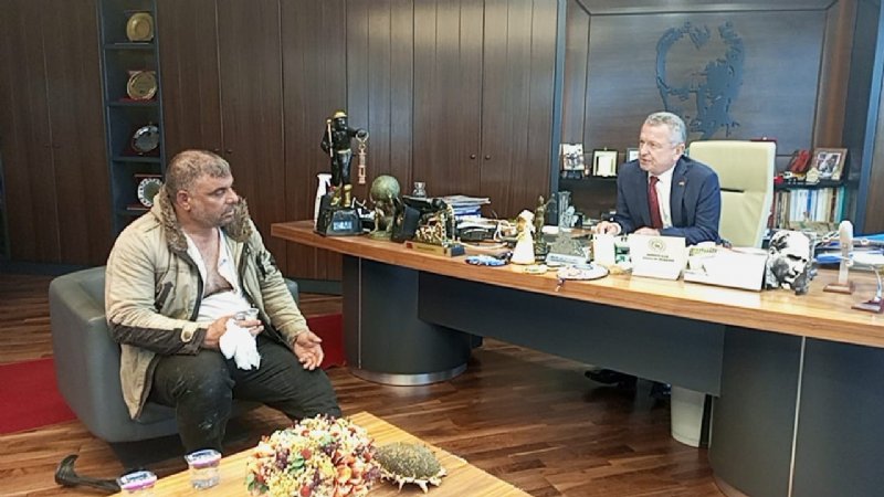 Belediyeye alınmadığını iddia eden engelli vatandaş çatıya çıktı - 2