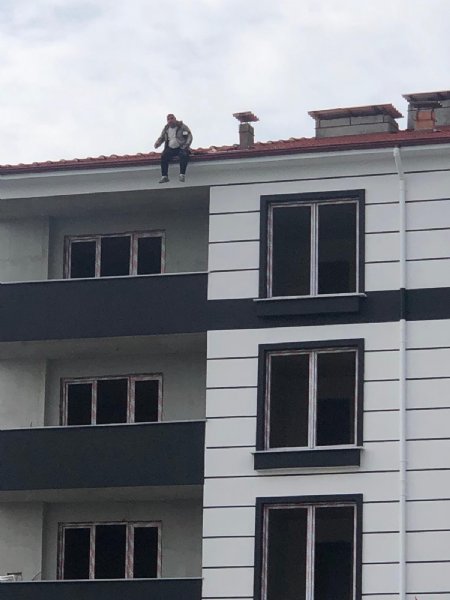 Belediyeye alınmadığını iddia eden engelli vatandaş çatıya çıktı - 5