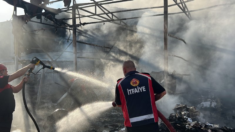 Fabrikanın yağ kazanında yangın çıktı… 4 SAATTE SÖNDÜRÜLDÜ  - 1