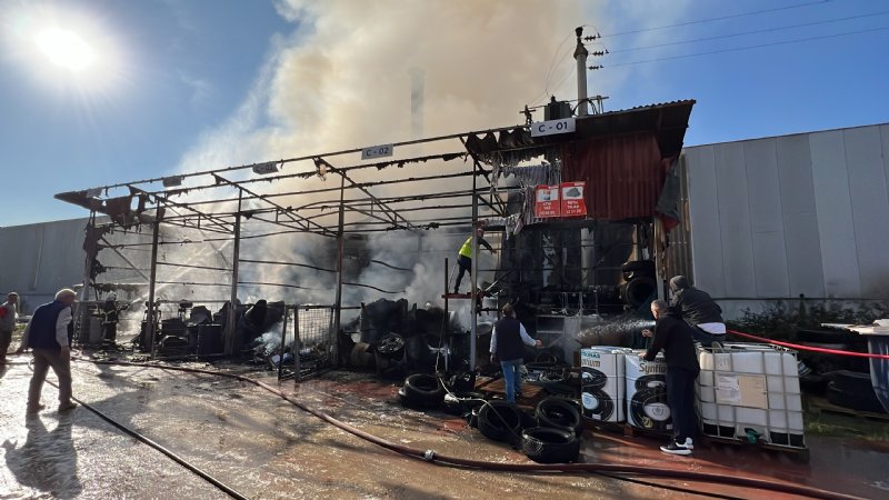 Fabrikanın yağ kazanında yangın çıktı… 4 SAATTE SÖNDÜRÜLDÜ  - 2