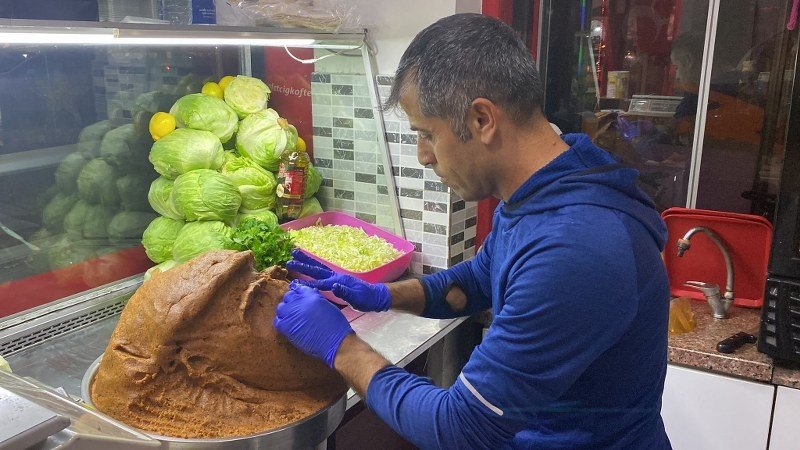 FACİADAN ETKİLENDİ ÇİĞKÖFTEDEN ‘MADENCİ’ YAPTI  - 1