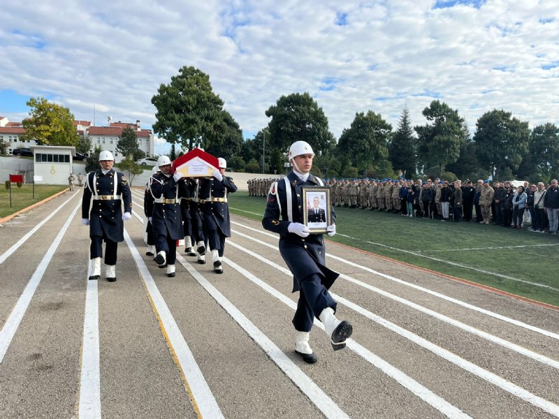 Görevi başında kalp krizi sonucu hayatını kaybetmişti… KIDEMLİ BAŞÇAVUŞ TÖRENLE UĞURLANDI - 2