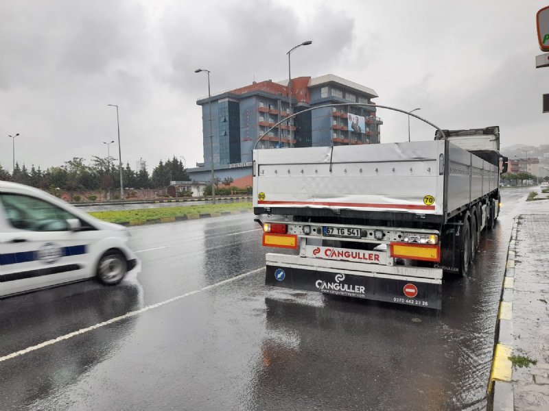 GÜLÜÇ’TE TIRLAR ÇARPIŞTI: 1 YARALI  - 2