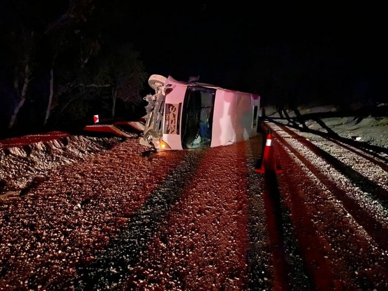 İŞÇİLERİ TAŞIYAN MİNİBÜS DEVRİLDİ: 13 YARALI  - 2