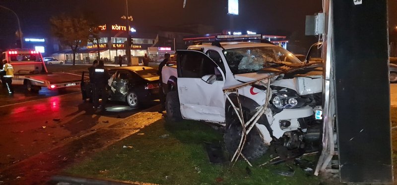 KAMYONET İLE OTOMOBİL ÇARPIŞTI: 8 YARALI - 1