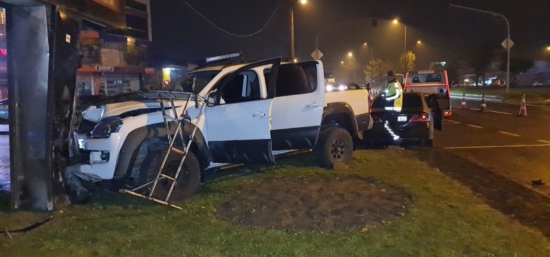 KAMYONET İLE OTOMOBİL ÇARPIŞTI: 8 YARALI - 2