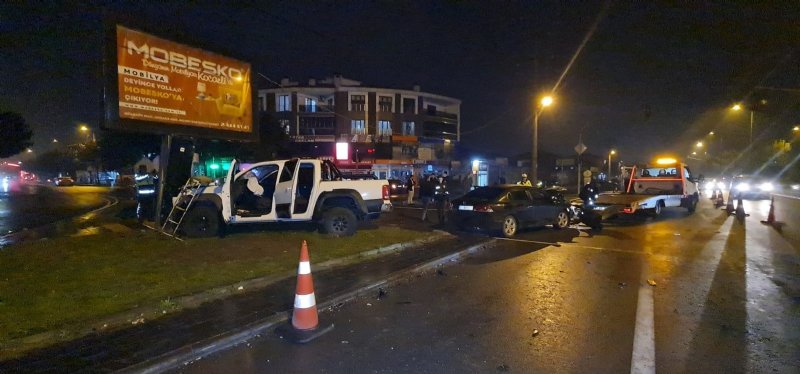 KAMYONET İLE OTOMOBİL ÇARPIŞTI: 8 YARALI - 3