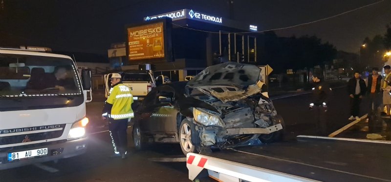 KAMYONET İLE OTOMOBİL ÇARPIŞTI: 8 YARALI - 4