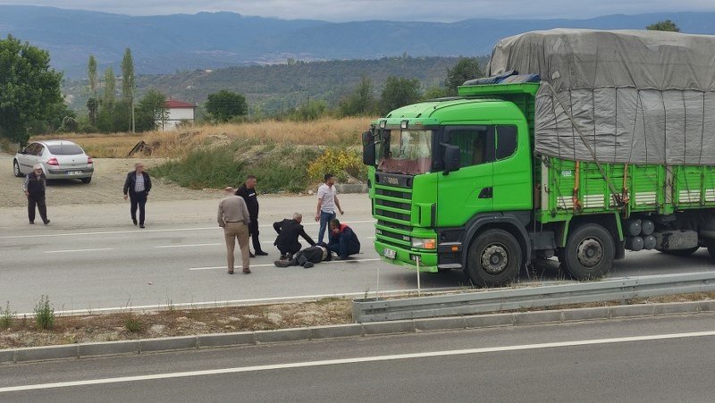 KAMYONUN ÇARPTIĞI YAŞLI ADAM AĞIR YARALANDI  - 2