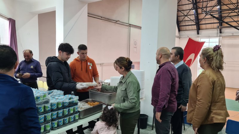 Ölen madenciler anısına pilav dağıttılar - 6