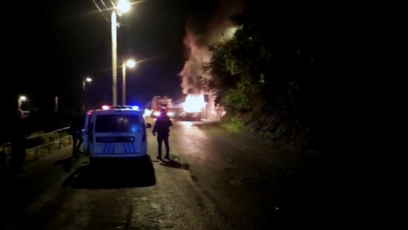 PARK HALİNDEKİ KAMYONET ALEVLERE TESLİM OLDU - 2