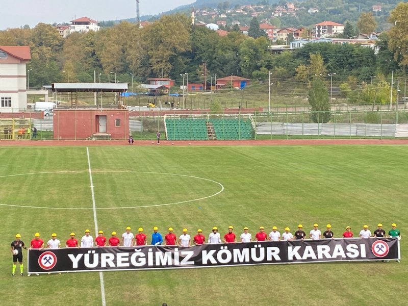 Sahaya madenci baretiyle ve pankartla çıktılar - 1