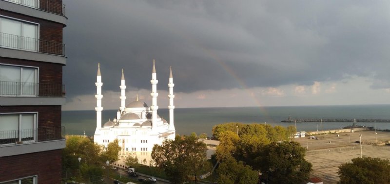 UZUNMEHMET CAMİSİ ÜZERİNDE GÖKKUŞAĞI ÇIKTI - 1