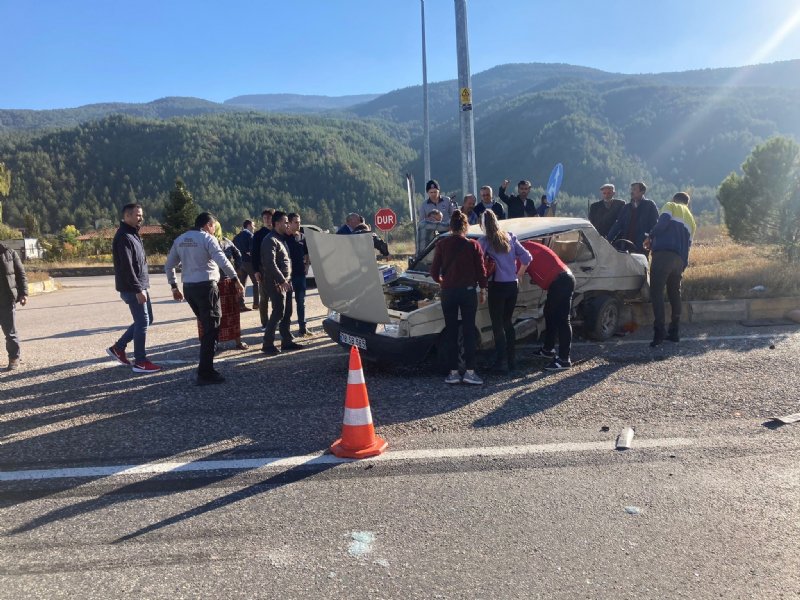 Yaşlı çiftin otomobili kamyonetle çarpıştı… ÖLÜM AYIRDI! - 1
