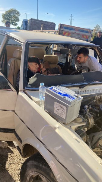 Yaşlı çiftin otomobili kamyonetle çarpıştı… ÖLÜM AYIRDI! - 2