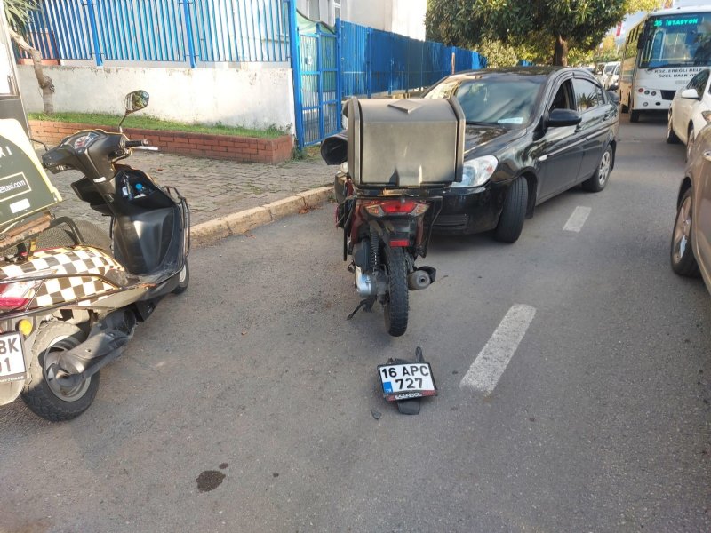 YAYALARA YOL VEREN MOTOSİKLETE ÇARPTI - 2