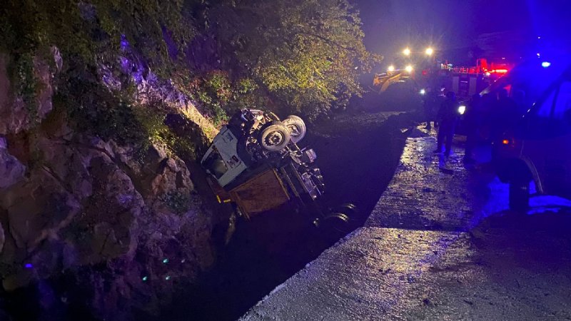 Yük boşaltırken kapağı açılmayan hafriyat kamyonu dereye uçtu… SÜRÜCÜ YARALANDI - 3