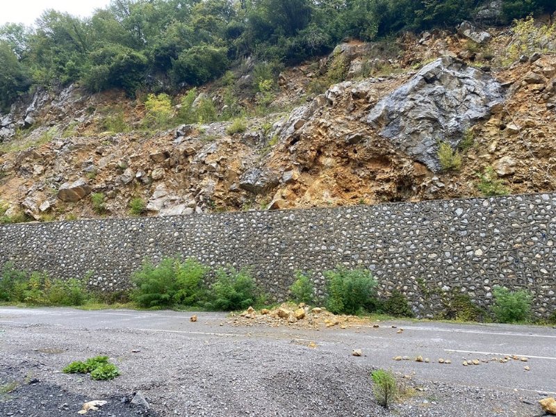 Zonguldak-Ankara yolunda heyelan… KAYA PARÇALARI YOLA DÖKÜLDÜ - 1