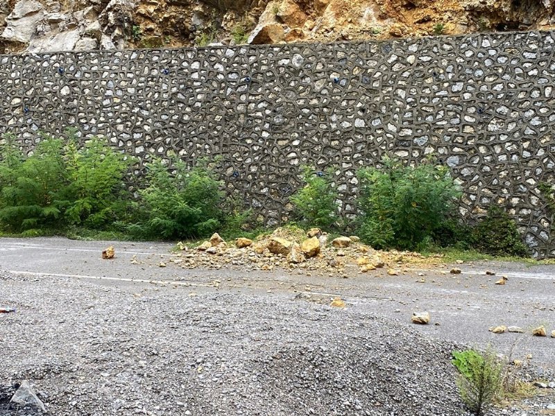 Zonguldak-Ankara yolunda heyelan… KAYA PARÇALARI YOLA DÖKÜLDÜ - 2