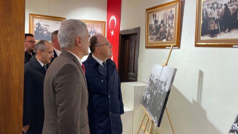 ATATÜRK KONULU RESİM SERGİSİ AÇILDI - 3