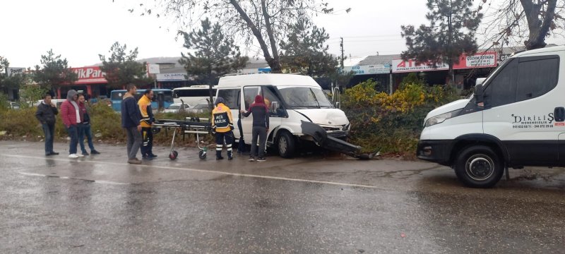 İki araç kafa kafaya çarpıştı: 2 yaralı - 1