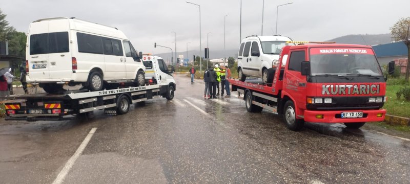 İki araç kafa kafaya çarpıştı: 2 yaralı - 2