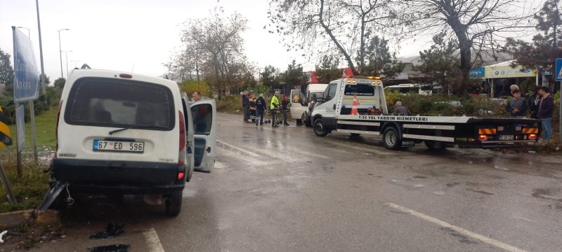 İki araç kafa kafaya çarpıştı: 2 yaralı - 3