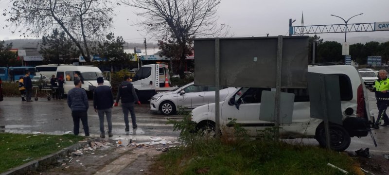 İki araç kafa kafaya çarpıştı: 2 yaralı - 4