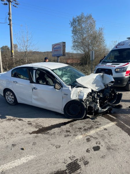 İş kamyonuyla çarpışan araç hurdaya döndü; 4 yaralı - 2