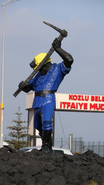 Madenci heykelinin boyanması tepki çekmişti… ELEŞTİRİLERE CEVAP GELDİ - 2