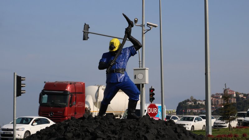 Madenci heykelinin boyanması tepki çekmişti… ELEŞTİRİLERE CEVAP GELDİ - 5