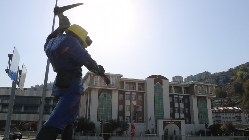 Madenci heykelinin boyanması tepki çekmişti… ELEŞTİRİLERE CEVAP GELDİ - 7