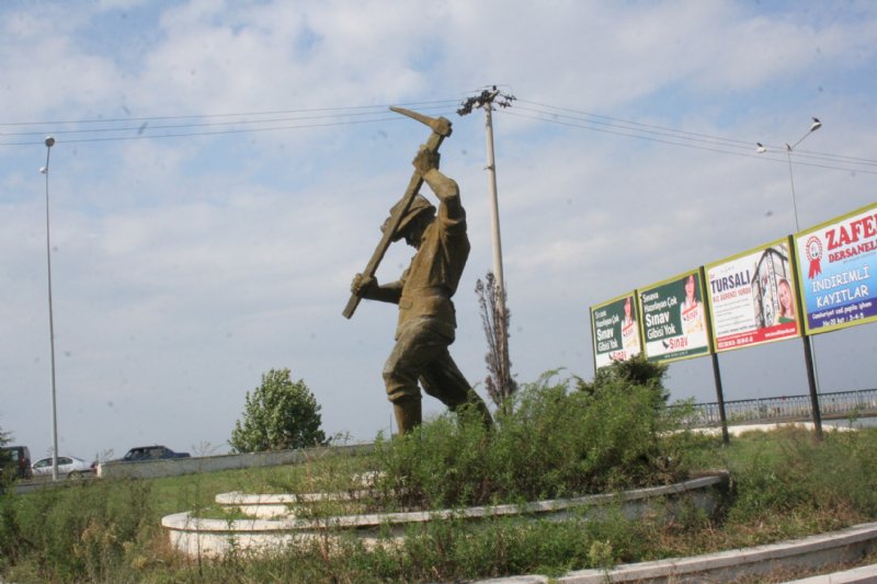Madenci heykelinin boyanması tepki çekmişti… ELEŞTİRİLERE CEVAP GELDİ - 10