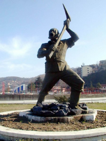 Madenci heykelinin boyanması tepki çekmişti… ELEŞTİRİLERE CEVAP GELDİ - 11