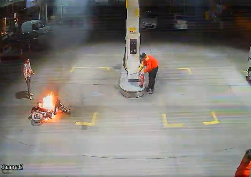 MOTOSİKLET AKARYAKIT İSTASYONUNDA ALEV ALDI - 2