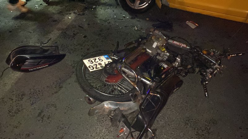 Motosiklet ticari taksiyle çarpıştı: 2 yaralı - 1