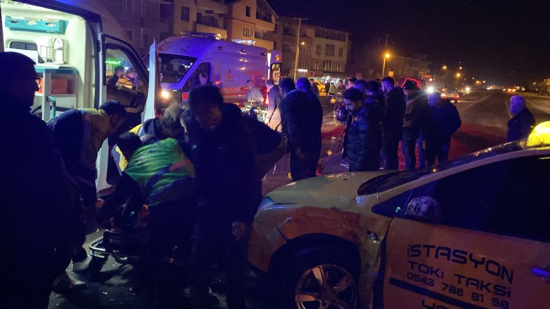 Motosiklet ticari taksiyle çarpıştı: 2 yaralı - 2