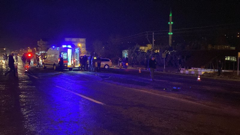 Motosiklet ticari taksiyle çarpıştı: 2 yaralı - 4