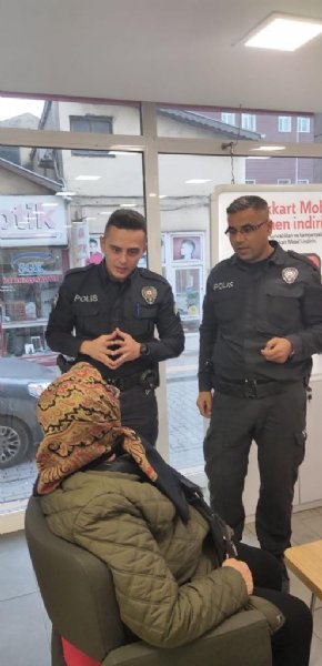 POLİSİN DİKKATİ YAŞLI KADINI KURTARDI! - 1