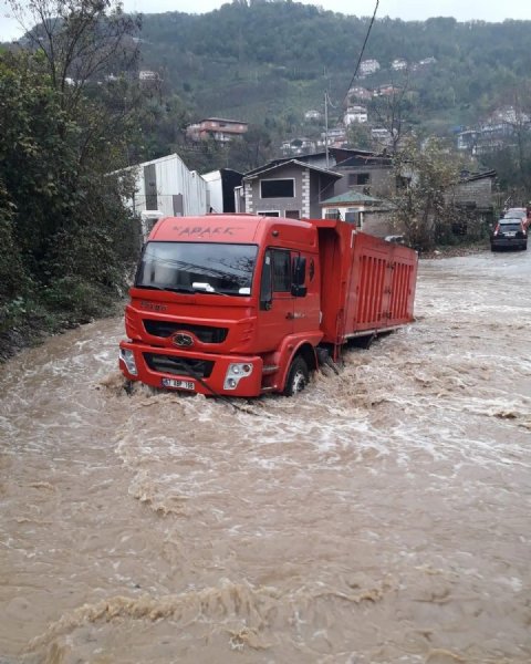 TAŞAN DEREDE KAMYON KALDI! - 2