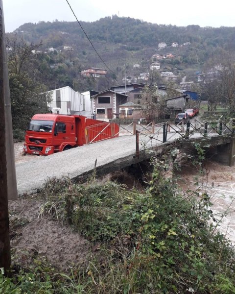 TAŞAN DEREDE KAMYON KALDI! - 3