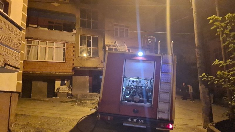 Üç katlı apartmanda dehşet anları… ALAPLI’DA ŞÜPHELİ YANGIN - 5